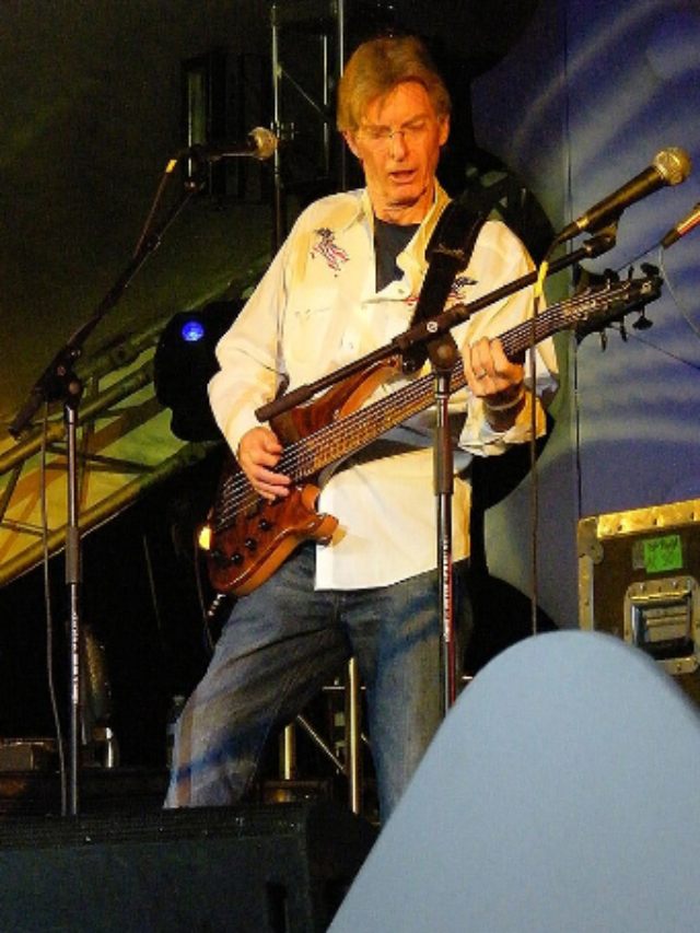 Phil Lesh, the bass master passes at 84 » CaptionPie